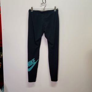 Nike size medium stretch leggings    C96
